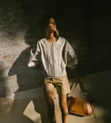 Campera marrón de cuero con cierre frontal, corte oversize, mangas abullonadas y puños ajustados.