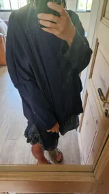 Remera blanca de corte amplio y mangas largas.