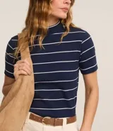 Blusa marrón de ribana con cuello medio, mangas cortas con dobladillo y estampado de rayas horizontales blancas.