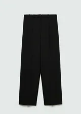 Pantalón de vestir negro de corte recto, con tiro medio, pinzas delanteras, bolsillos laterales y traseros de ribete.
