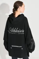 Buzo oversize negro de frisa esmerilada con capucha amplia, bolsillos laterales, terminaciones de puño y ruedo con rib, doble cordón con terminal termocontraíble y estampa serigrafiada en frente, manga y espalda con la palabra 'RENÉE'.