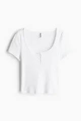 Remera blanca de algodón con escote en U y tapeta de botones.