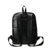 Mochila negra con diseño acolchado de cuadrillé y logo metálico en la parte inferior. Cuenta con un bolsillo frontal con cierre y dos compartimentos principales con cierre. Tiene correas ajustables para los hombros y asa superior para llevar en la mano.