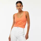 Musculosa de punto acanalado color salmón, con escote redondo.