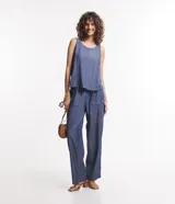Musculosa de jeans color azul con recortes y cierre por botón.
