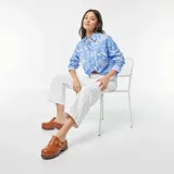 Camisa celeste de gasa de algodón con estampado de motivos marinos en blanco.