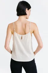Top blanco de breteles finos, corte al cuerpo y cuello halter.