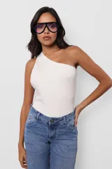 Body blanco de punto roma ajustado al cuerpo con escote asimétrico, abertura en la espalda y broches snap en la entrepierna.