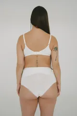 Bombacha maternal color crudo de algodón con cintura alta y faja de contención delantera.