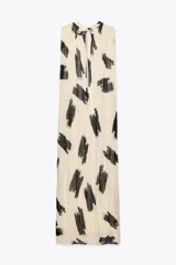 Vestido midi de Zara Woman Collection confeccionado en hilatura de viscosa color crudo con estampado abstracto en negro. Tiene cuello redondo, manga sisa, tejido plisado, forro interior y cierre en la espalda.