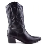 Bota texana de cuero negro con detalle de costuras y tacón alto, diseñada para ofrecer comodidad y estilo.