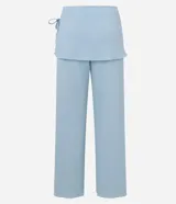 Pantalón celeste de corte recto, cintura alta, con canesú sobrepuesto y lazo lateral.