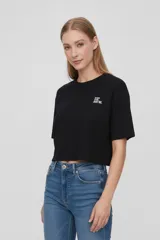 Remera blanca cropped de algodón con cuello redondo y bordado con texto en azul.