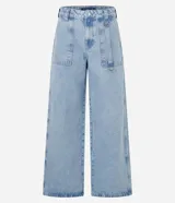 Pantalón skater de jeans celeste con bolsillos delanteros tipo carpintero, trabillas en la cintura y cierre con botón y cremallera.