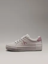 Zapatillas urbanas Calvin Klein color gris claro con plataforma y logo CK en el lateral. Presentan detalles en color rosa en el talón y el logo.