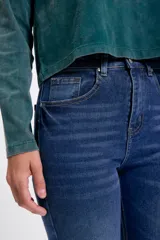 Pantalón de jean azul medio, corte cropped y flare.