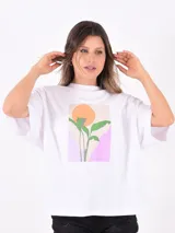Remera blanca de corte holgado con estampado de planta y sol.