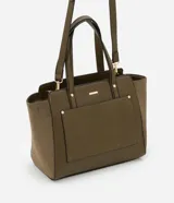 Cartera mediana color beige con paneles laterales de gamuza, doble asa de mano y correa larga desmontable.