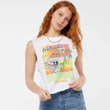 Camiseta sin mangas blanca con estampado de Stitch de Disney, palmeras y texto 'Welcome to Hawaii Surf Club'.