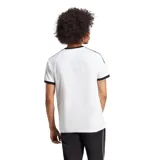 Remera Adidas de hombre, color blanco con cuello y mangas con borde azul marino. Presenta las tres rayas características de la marca en azul marino sobre los hombros y el logo bordado en el pecho.