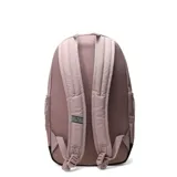 Mochila Puma modelo Buzz Backpack, color rosa viejo, con el logo del puma en relieve en el panel frontal. Presenta un bolsillo superior con cierre y bolsillos laterales de malla.