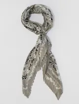 Pañuelo de satén color gris con estampado de flores blancas y negras.