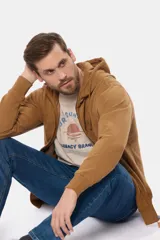 Canguro con cierre y capucha color bordó, confeccionado en felpa de algodón y poliéster.