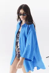 Camisa color beige de lino, de corte amplio, con cuello clásico y mangas 3/4.