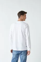 Remera de hombre de manga larga color beige, con estampado gráfico en el frente y escote redondo.