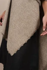 Ruana marrón con terminación de crochet hecho a mano, confeccionada en lana fina sin teñir. Diseño exclusivo de Don Baez, hecha 100% en Uruguay.