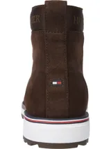 Botines de caña baja Tommy Hilfiger color marrón, confeccionados en ante, con cordones, suela de goma y logo distintivo en el tobillo.