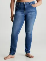 Jeans de denim azul medio vintage, corte skinny, tiro medio, cinco bolsillos y cierre con cremallera.