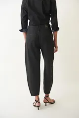 Pantalón slouchy de denim negro con tiro bajo y ajuste en los tobillos.