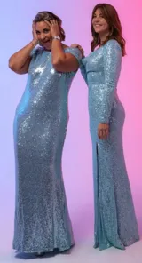 Vestido largo celeste con lentejuelas, de corte ajustado y escote en forma de corazón.