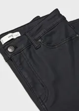 Pantalón de jeans negro con efecto encerado, tiro medio, corte bootcut y largo cropped.