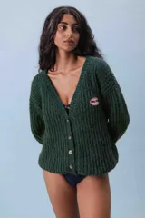 Cardigan marrón de punto grueso con cuello en V, cierre frontal con botones y parche bordado en el pecho.