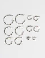 Set de seis pares de aros tipo argolla de metal dorado, en diferentes tamaños.