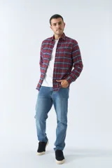 Camisa de viyela roja y azul marino a cuadros, corte slim, con logo bordado, bolsillos con botón y manga larga.