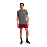 Short de running Under Armour Launch de 5 pulgadas, color bordó con logo reflectivo en el lateral.