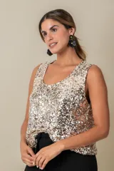 Blusa sin mangas color verde militar cubierta de lentejuelas.