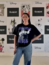 Remera negra de corte holgado con estampado frontal de Úrsula de La Sirenita, con el texto "Unfortunate Souls" en tipografía gótica morada.