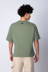 Remera color crudo de corte cuadrado y holgado, con cuello redondo y mangas cortas. Confeccionada en algodón pesado.