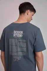 Remera gris con estampado pequeño en el pecho.