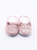 Pantuflas cerradas de tela peluda color gris, con diseño de gato bordado en el empeine.