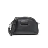 Bandolera pequeña color negro, con textura de cuero granulado y forma curva superior. Posee un parche frontal con el logo 'XL' en relieve. Incluye correa ajustable y desmontable con hebilla metálica y cierre superior metálico.