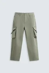 Pantalón cargo de algodón color verde oliva, corte regular fit, con bolsillos laterales con fuelle y solapa, y efecto lavado.