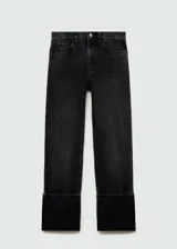Pantalón de jean negro con corte recto, tiro medio, cinco bolsillos y ruedo con vuelta.