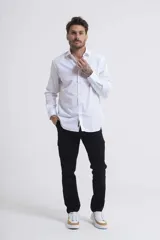 Camisa blanca de vestir, de corte clásico, con cuello italiano y mangas largas.