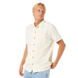 Camisa beige de manga corta con rayas verticales, cuello clásico y bolsillo en el pecho. Cierre frontal con botones. Marca Rip Curl, modelo Raw Energy Stripe.