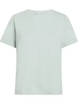 Remera celeste de algodón orgánico con cuello redondo y mangas cortas. Logo de Calvin Klein en relieve tonal.
